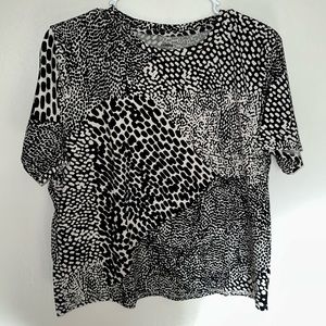 Express Women’s Black/White Pattern Skimming Tee Size L